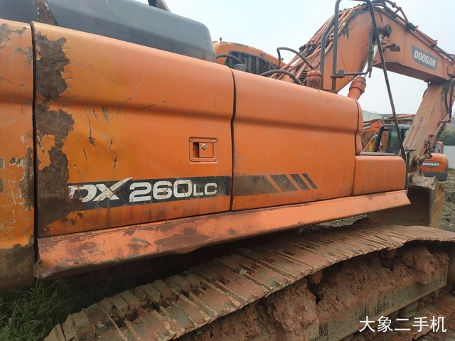 斗山 DX260LC 挖掘机