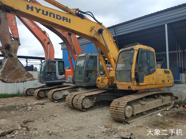 现代 R220-5 挖掘机