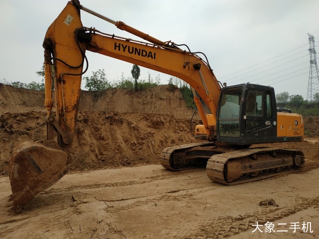 现代 R225LC-7 挖掘机