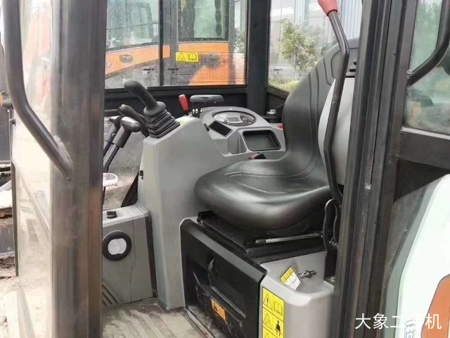 山猫 E20 挖掘机