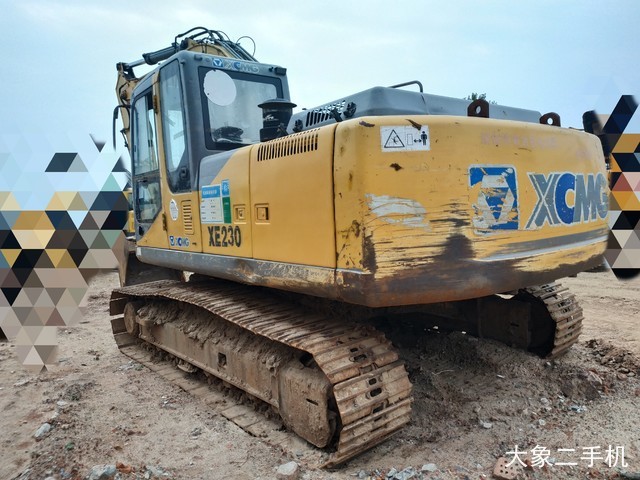 徐工 XE215C 挖掘机