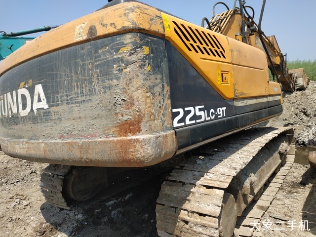 现代 R215-9 挖掘机