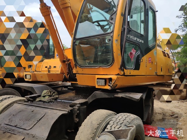 现代 R210W-5 挖掘机