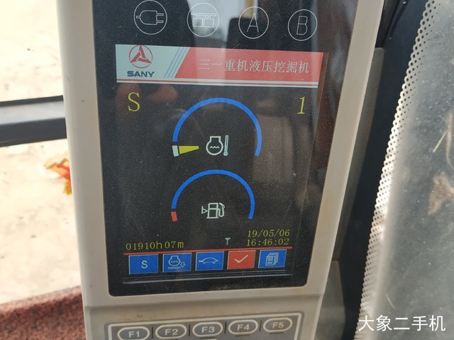 三一重工 SY215C 挖掘机