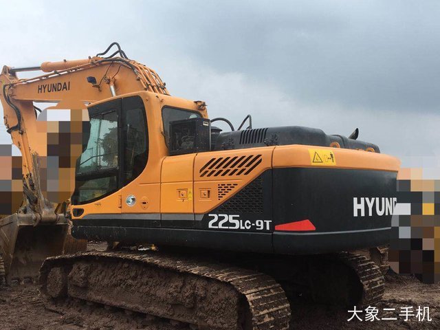 现代 R215-9 挖掘机