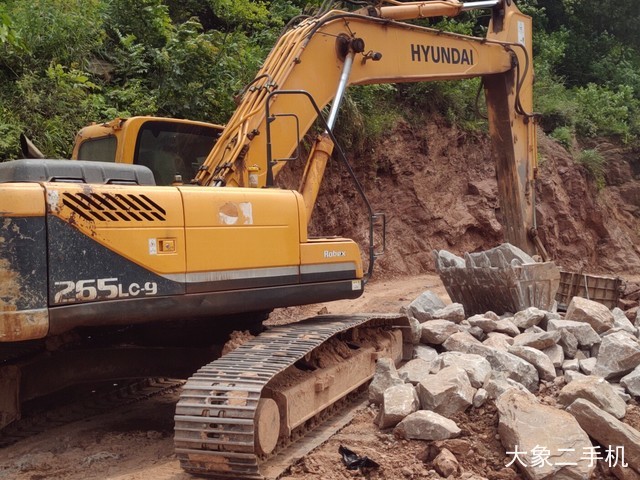 现代 R265LC-9 挖掘机