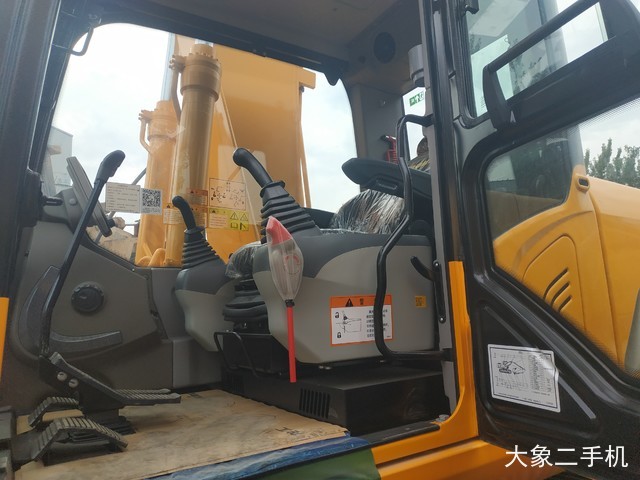 龙工 LG6225E 挖掘机
