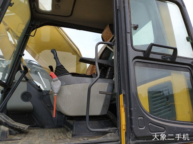 小松 PC220-8M0 挖掘机