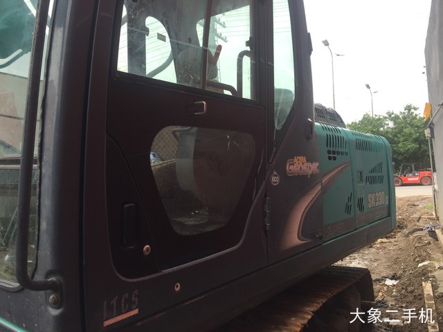 神钢 SK260 挖掘机