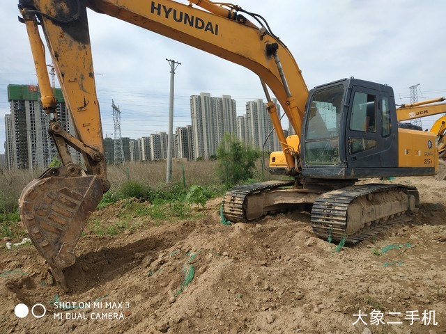 现代 R215-7 挖掘机