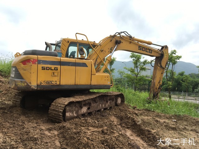 山东临工 LG6135E 挖掘机