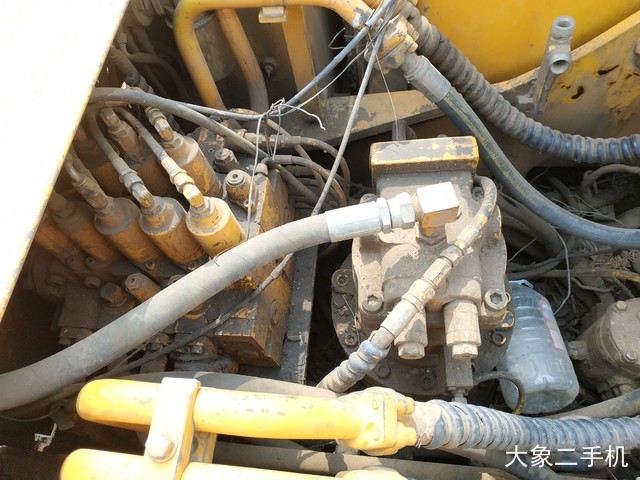 现代 R220LC-5 挖掘机