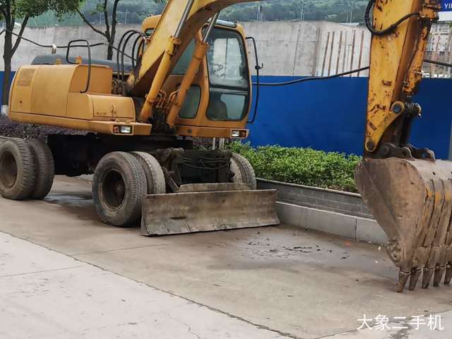 现代 R130LC-5 挖掘机