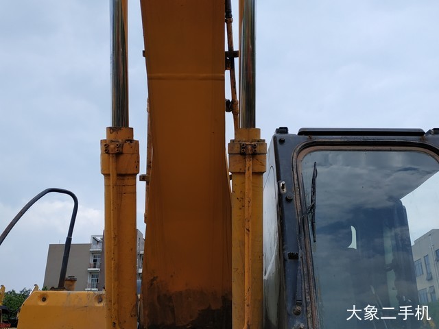 现代 R215-7 挖掘机