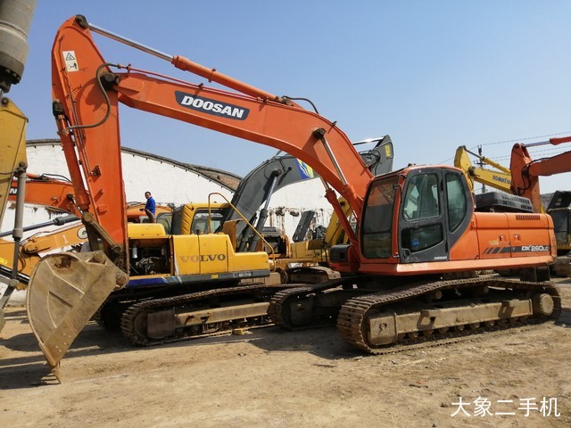 斗山 DX260LC 挖掘机