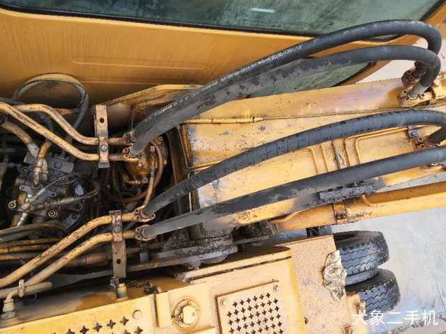 现代 R130LC-5 挖掘机