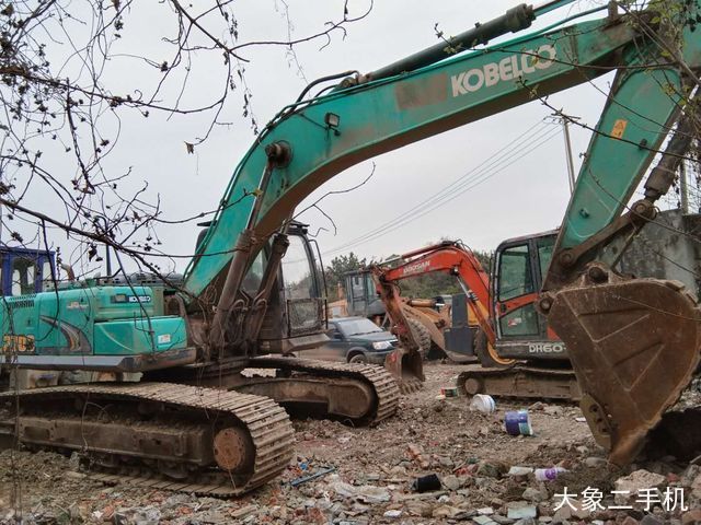 神钢 SK270D-8 挖掘机