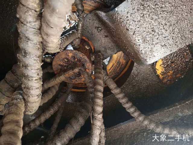 现代 R130LC-5 挖掘机