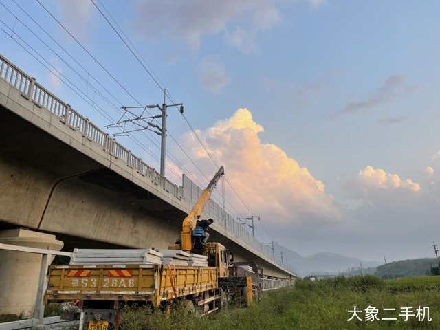 江南专汽 JX1060TSG23(江铃) 起重机