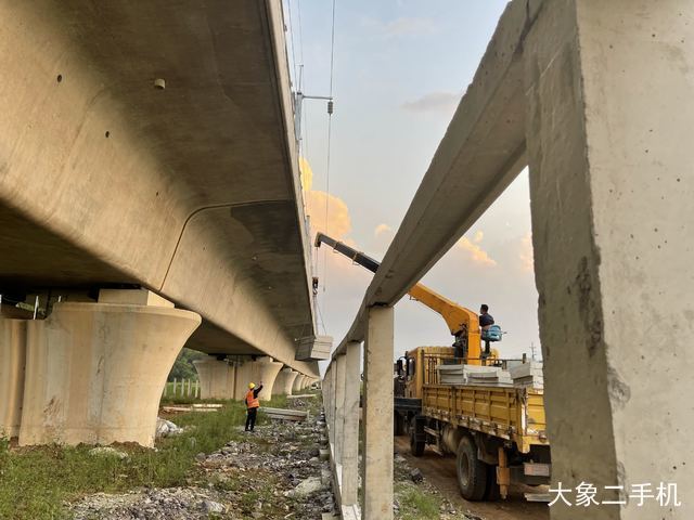 江南专汽 JX1060TSG23(江铃) 起重机