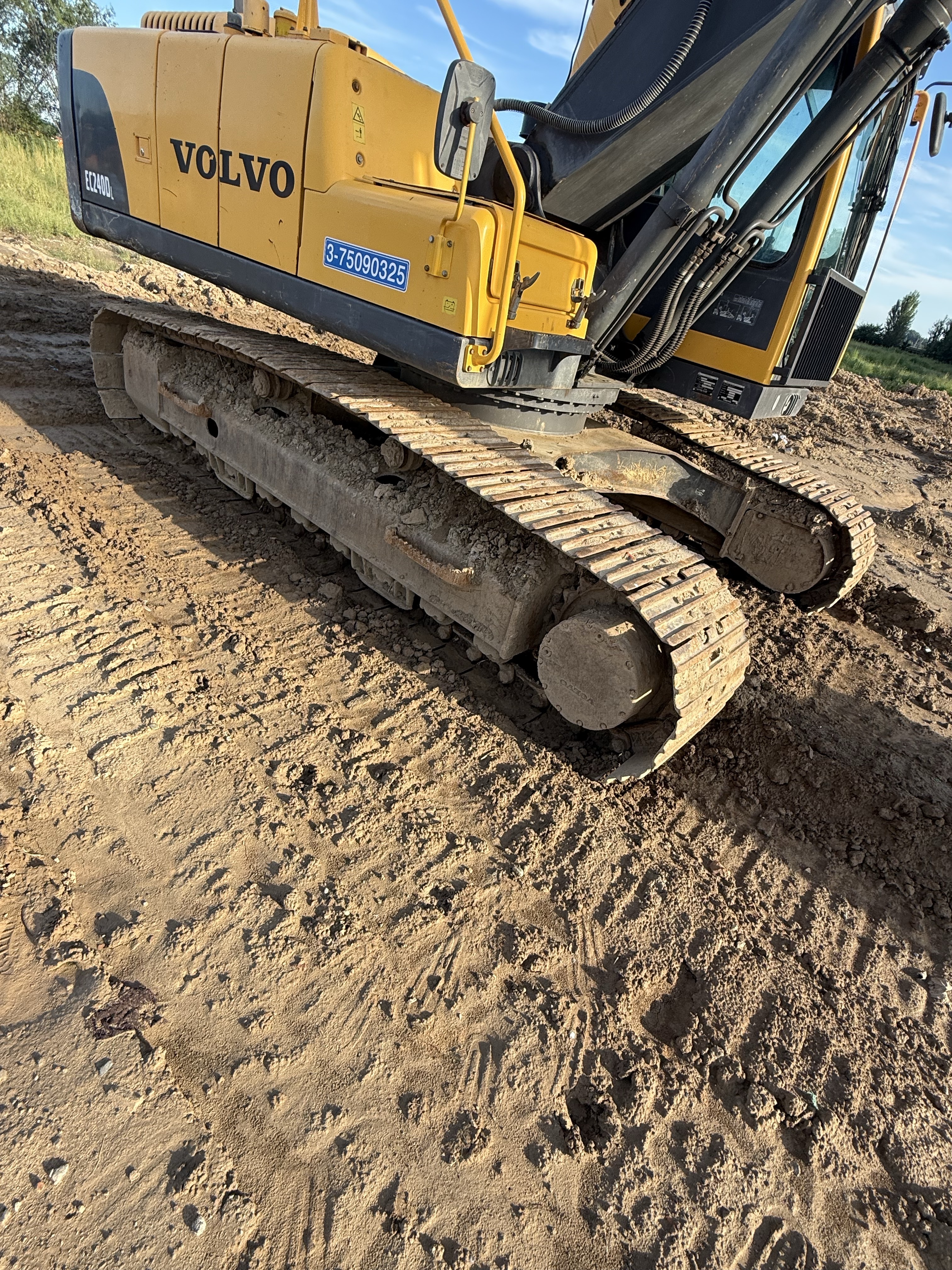 Volvo EC240B photo